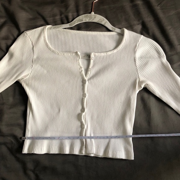 white button crop top - Picture 3 of 3